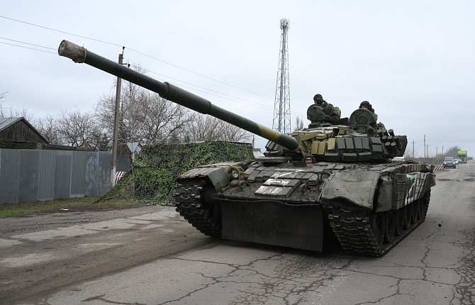 Tank projíždí ulicí města v takzvané Doněcké lidové republice. Ilustrační foto