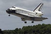 Raketoplán Endeavour úspěšně přistál v Kennedyho vesmírném centru na Floridě.