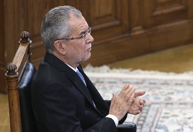 Úřadu rakouského prezidenta se dnes složením slibu oficiálně ujal vítěz opakovaných voleb Alexander Van der Bellen.