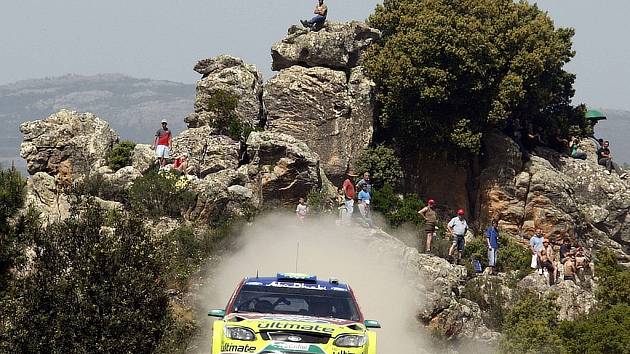 Jari-Matti Latvala s Fordem Focusna trati 1. etapy Italské rallye na Sardinii.