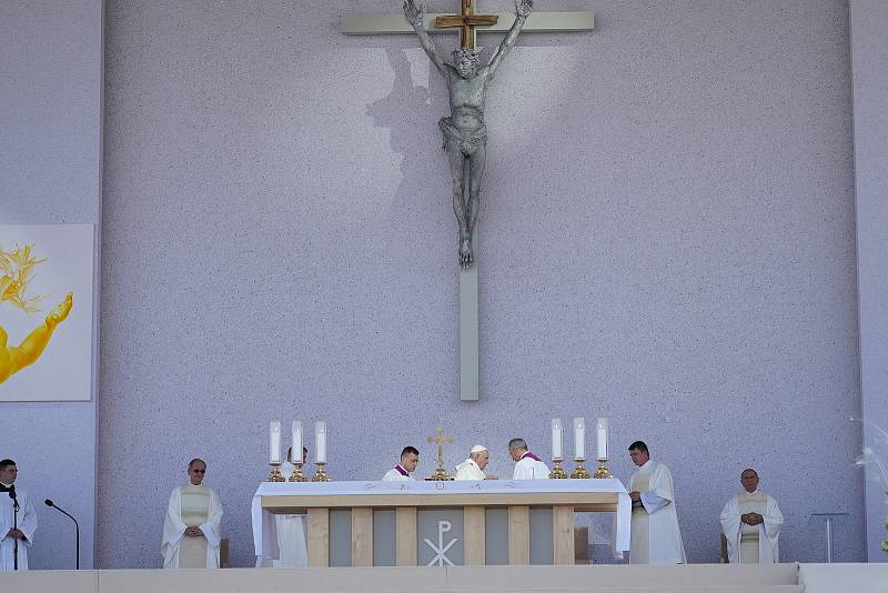 Papež František sloužící bohoslužbu ve slovenském Šaštíně. Dorazilo téměř padesát tisíc věřících a poutníků. Na pódiu je velký kříž, jehož srdce tvoří dřevo z trámů tornádem poškozeného kostela v Moravské Nové Vsi.
