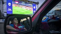 Kategorie Sport: Diváci sledují fotbal v autokině po obnovení nejvyšší fotbalové soutěže