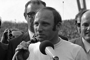 Ve věku 85 let zemřela po vleklých zdravotních problémech německá fotbalová legenda Uwe Seeler (na snímku z roku 1972 při svém rozlučkovém utkání).