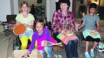 Košíčky a tácky učí zhotovit i šikovná děvčata z malotřídní ZŠ v Dobřívě, vedená svou učitelkou Věrou. Místo proutí však splétají raději pedig. 