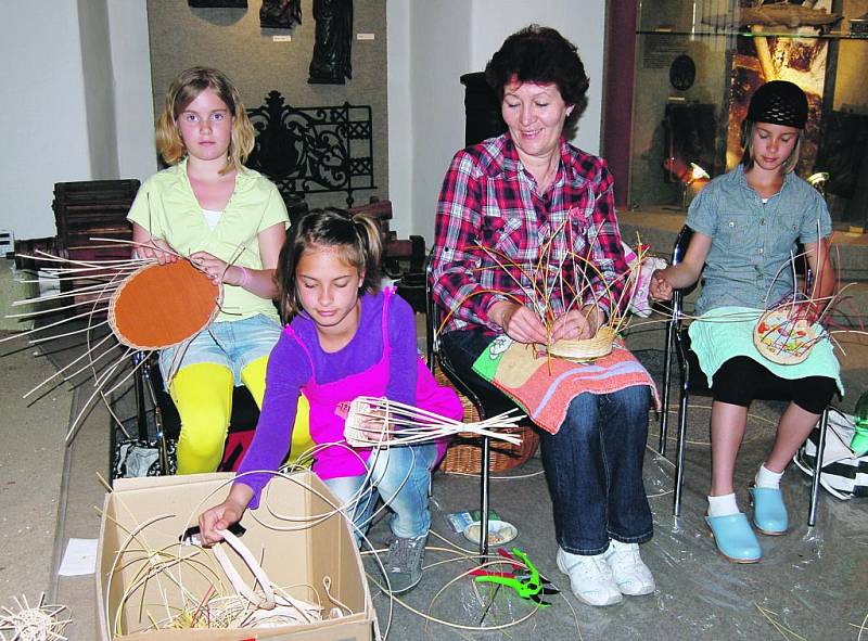 Košíčky a tácky učí zhotovit i šikovná děvčata z malotřídní ZŠ v Dobřívě, vedená svou učitelkou Věrou. Místo proutí však splétají raději pedig. 