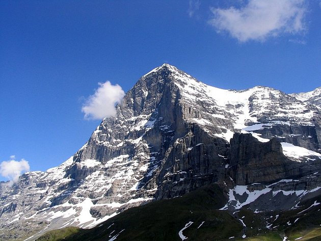 Horolezci museli v severní stěně Eigeru zdolávat nejen velmi obtížné úseky lezení, ale i zrádná ledová pole a časté laviny sněhu i kamení