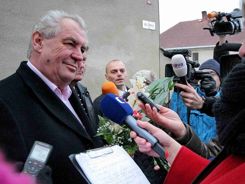 Miloš Zeman v obležení novinářů