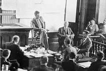 Proces s vrahem Charlieho Lindbergha. Na snímku právě vypodívá otec dítěte, letec Charles Lindbergh. Obviněný německý přistěhovalec Hauptmann je na snímku vpravo, muž zachycený z profilu.