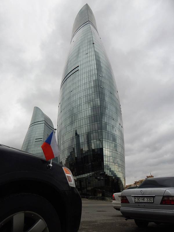 Plamenné věže zblízka. V roce 2017 si je prohlédla i česká delegace.