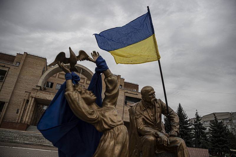 Ukrajinská vlajka zavlála nad městem Balaklija v Charkovské oblasti.. Ukrajinci město osvobodili od ruské okupace začátkem září