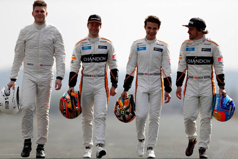 Testovací jezdec McLarenu pro sezonu 2018 Ruby van Buren po boku závodních pilotů Fernanda Alonsa, Stoffela Vandoorna a rezervního jezdce Landa Norrise