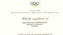 Sběratel Jan Sagalinec z Bruntálu má vizitky mnoha světových osobností. Na snímku vizitka bývalého předsedy Mezinárodního olympijského výboru Juana Antonia Samranche. 