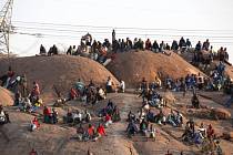  Nejméně 30 mrtvých si ve čtvrtek vyžádaly nové potyčky mezi policisty a stávkujícími horníky v jihoafrickém platinovém dole Marikana nedaleko Johannesburgu. 