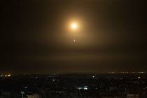 Izraelský protiraketový systém Iron Dome (Železná kupole) zneškodňuje raketu vystřelenou z Pásma Gazy