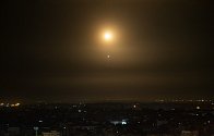 Izraelský protiraketový systém Iron Dome (Železná kupole) zneškodňuje raketu vystřelenou z Pásma Gazy