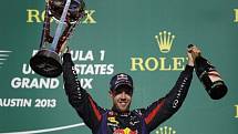 Sebastian Vettel se raduje z vítězství ve Velké ceně USA.