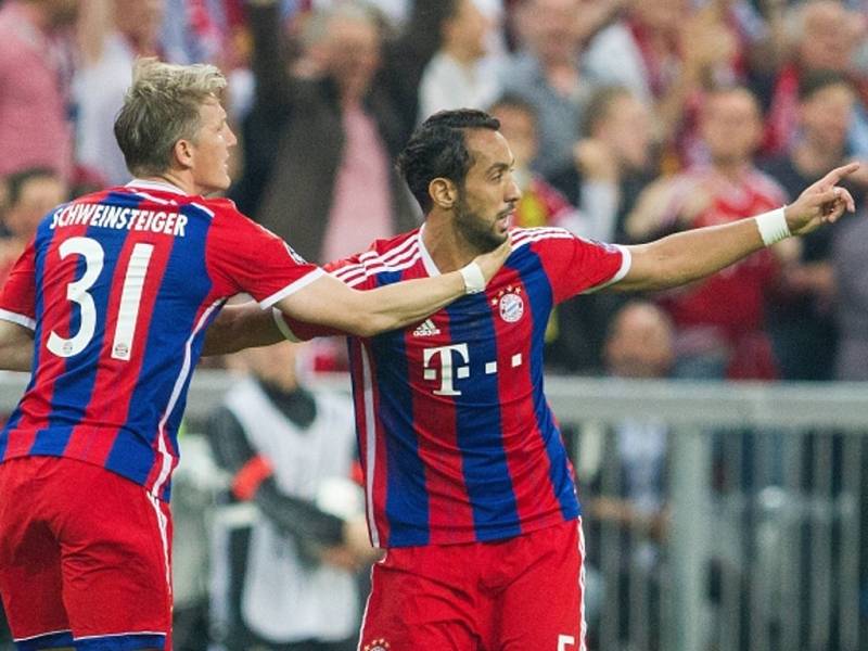 Fotbalisté Bayernu Mnichov Medhi Benatia (vpravo) a Bastian Schweinsteiger se radují z gólu proti Barceloně.