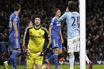 Brankář Chelsea Petr Čech (ve žlutém) vychytal proti Manchesteru City nulu.
