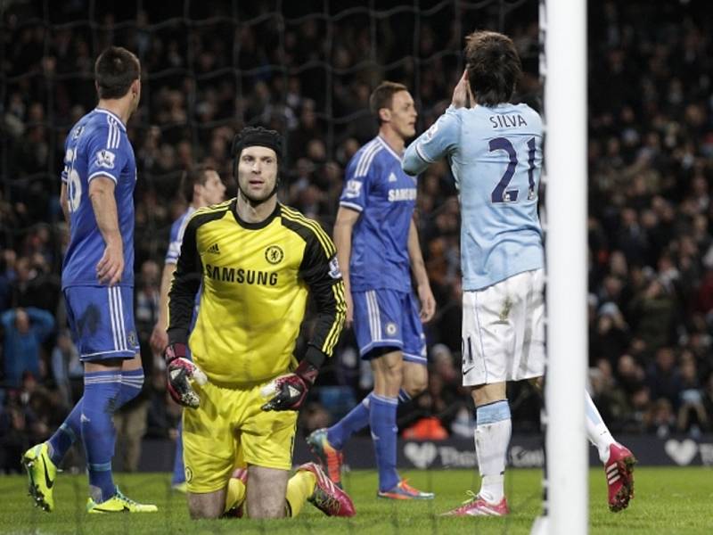 Brankář Chelsea Petr Čech (ve žlutém) vychytal proti Manchesteru City nulu.