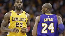 Hvězdy NBA: LeBron James z Clevelandu (vlevo) a Koby Bryant z Lakers.
