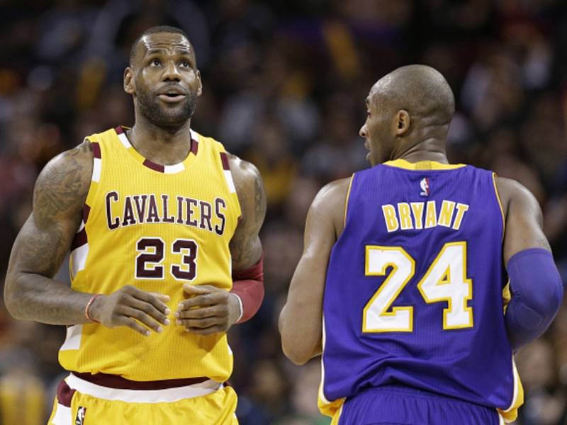 Hvězdy NBA: LeBron James z Clevelandu (vlevo) a Koby Bryant z Lakers.