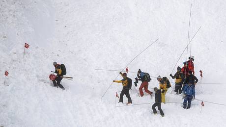Záchranáři pátrají po obětech laviny. Ilustrační foto.