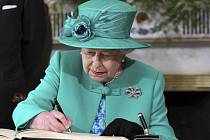 Královna Alžběta II. se na své první návštěvě Irska podepisuje do knihy hostů v prezidentském paláci v Dublinu