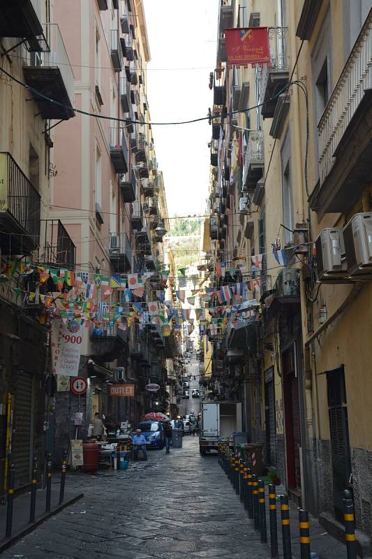 Mezi turisticky nejoblíbenější místa v Neapoli patří uličky Quartieri Spagnoli, neboli španělské čtvrti.