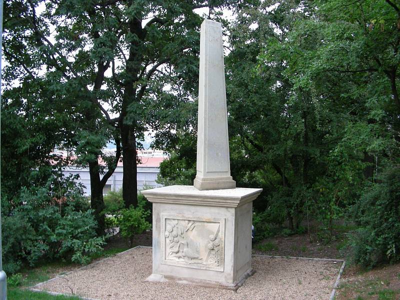 Sloup-obelisk Brigitty Canalové v Riegrových sadech