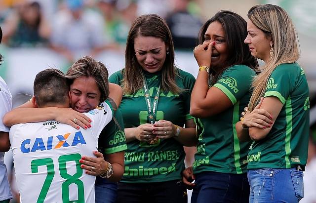 EMOCE V CHAPECÓ. Chapecoense začíná nová éra. Před charitativním zápasem s Palmeiras se vzpomínalo na oběti letecké katastrofy z 29. listopadu. Přišly i manželky 19 mrtvých fotbalistů i hráči, kteří přežili.