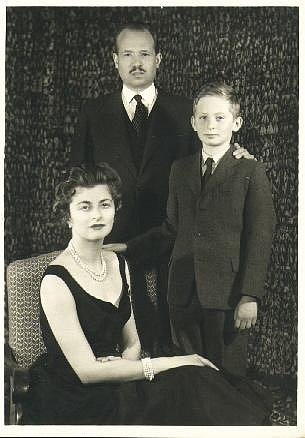 Lichtenštejnský kníže Hans Adam II. jako dítě se svými rodiči - knížetem Františkem Josefem II. a hraběnkou Georginou von Wilczek.