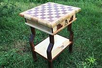 Šachový stolek vytvořil Jarmil Kára ze zbytků dřeva
