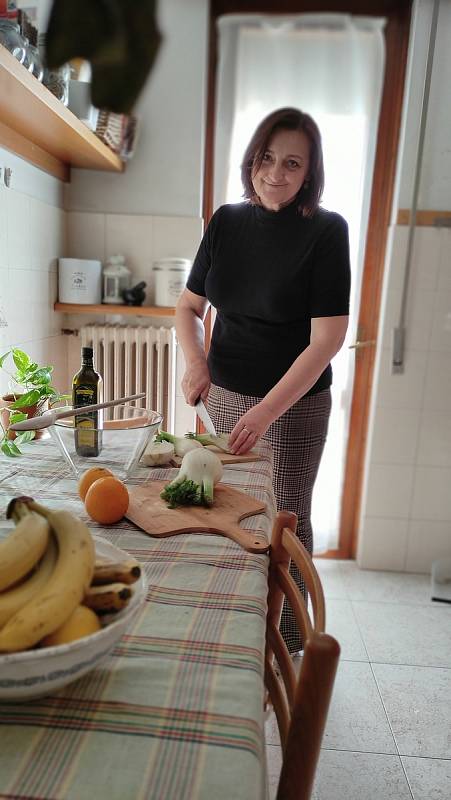 Marta si hlídá rozložení jídla na talíři - aby polovinu talíře tvořila zelenina, čtvrtinu sacharidy a další čtvrtinu bílkoviny.