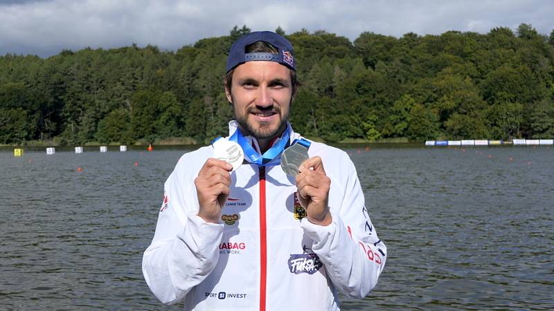 Kanoista Martin Fuksa ukazuje dvě stříbrné medaile, které získal na mistrovství světa v rychlostní kanoistice v Kodani.