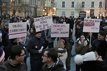 Proti volbě komunisty Zdeňka Ondráčka do čela sněmovní komise pro kontrolu Generální inspekce bezpečnostních sborů (GIBS) protestovali lidé 5. března 2018 v Brně.