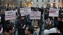 Proti volbě komunisty Zdeňka Ondráčka do čela sněmovní komise pro kontrolu Generální inspekce bezpečnostních sborů (GIBS) protestovali lidé 5. března 2018 v Brně.