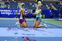 Tenistky Barbora Krejčíková (zleva) a Kateřina Siniaková triumfovaly ve čtyřhře na US Open a zkompletovaly grandslamovou sbírku úspěchů.