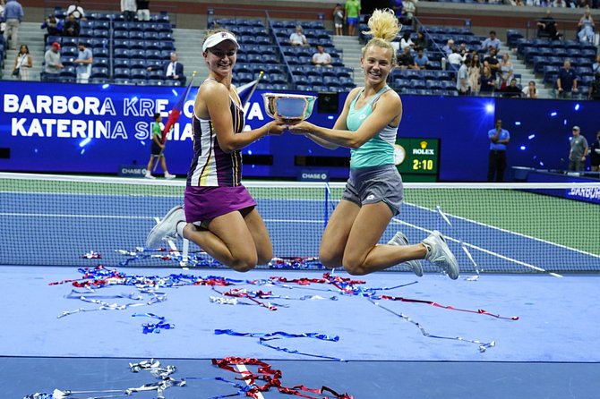 Tenistky Barbora Krejčíková (zleva) a Kateřina Siniaková triumfovaly ve čtyřhře na US Open a zkompletovaly grandslamovou sbírku úspěchů.