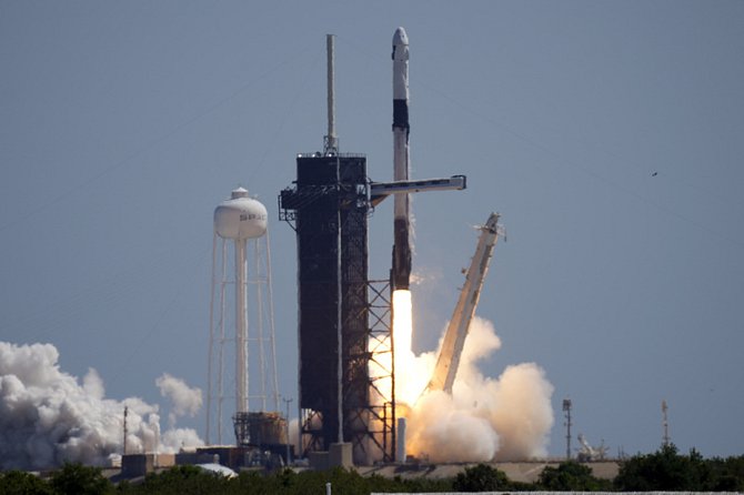 Z Kennedyho vesmírného střediska na východě Floridy odstartoval 8. dubna let společnosti Axiom Space, který představuje první ryze soukromou misi na oběžnou dráhu podporovanou americkou vesmírnou agenturou NASA