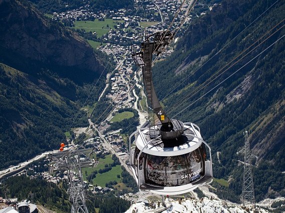 Provoz lanovky, která se táhne nad ledovci v údolí Vallée Blanche a spojuje Francii s Itálií, přerušilo kolem 16:00 SELČ zkřížení kabelů, a to z neznámých důvodů.