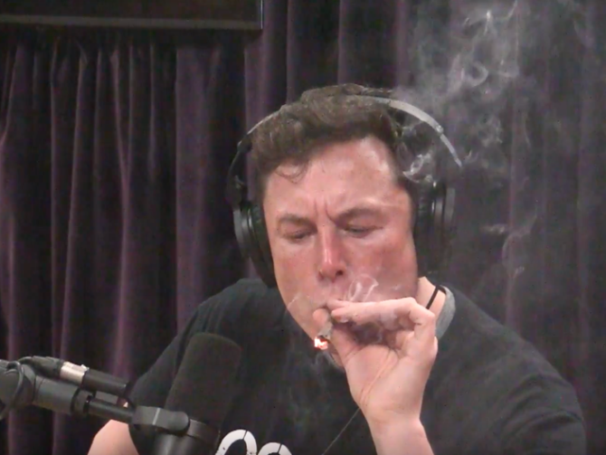 Elon Musk kouří marihuanu.