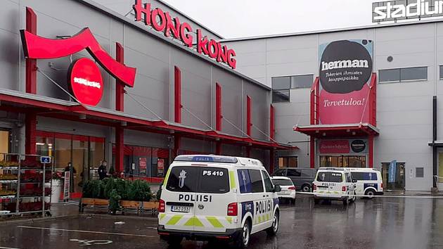 Finští policisté zasahují u násilného incidentu ve městě Kuopio, vlevo budova obchodního centra