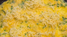 Ze sýrů se na omeletu hodí gouda, čedar i ementál. Záleží na tom, co máte nejradši.