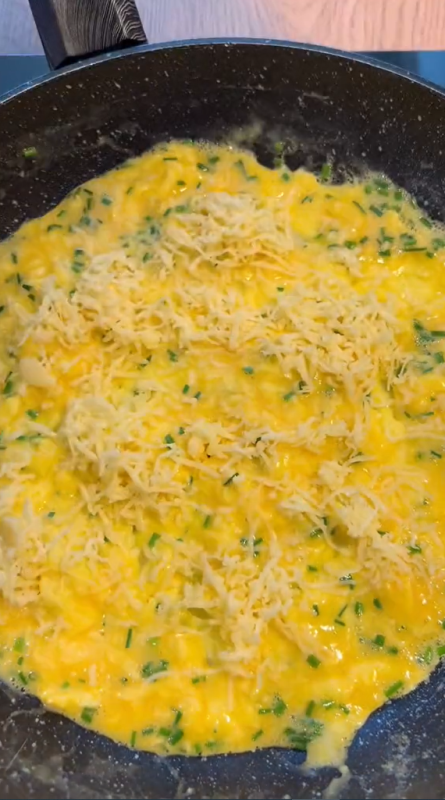 Ze sýrů se na omeletu hodí gouda, čedar i ementál. Záleží na tom, co máte nejradši.