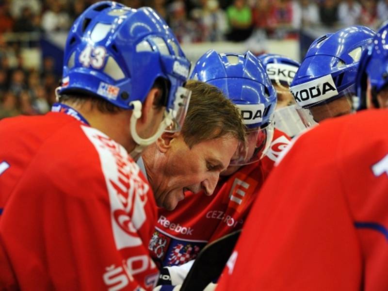 Alois Hadamczik udílí pokyny na turnaji série Euro Hockey Tour v Brně.