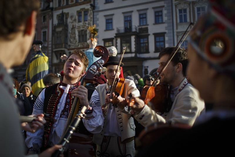 Průvod masek zahájil 7. února v Praze Pražský karneval.