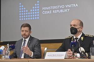 Ministr vnitra Vít Rakušan (STAN) a nový policejní prezident Martin Vondrášek (vpravo).