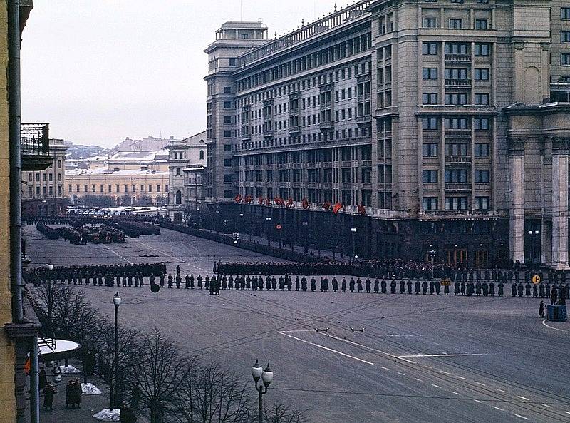Stalinův pohřeb v Moskvě v roce 1953. Jeho součástí byla vojenská přehlídka.
