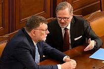 Ministr financí Zbyněk Stanjura a premiér Petr Fiala v Poslanecké sněmovně
