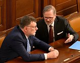 Ministr financí Zbyněk Stanjura a premiér Petr Fiala v Poslanecké sněmovně
